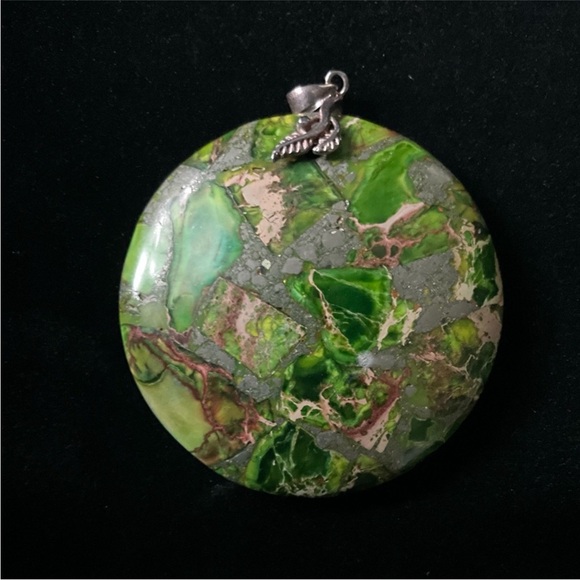 🌴 Green Stone Pendant - Picture 3 of 6